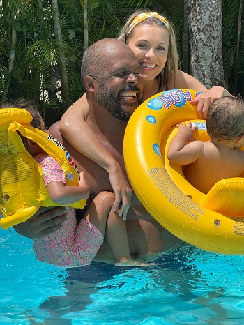 Cabral fericit, in piscina, impreuna cu sotia lui, Andreea si cu cei doi copii ai lor