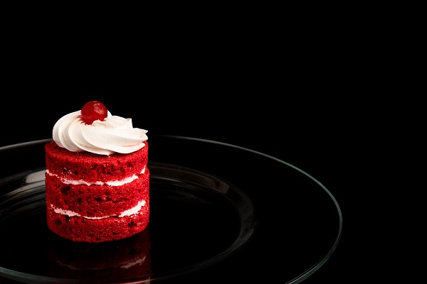 mini-tort red velvet, asezat pe o farfurie neagra