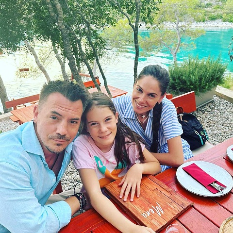 Razvan Fodor, impreuna cu sotia lui si cu fiica lor luand masa pe malul unei ape