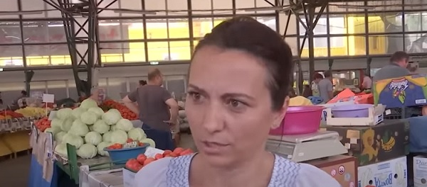femeie care acorda un interviu in timp ce se afla la piata