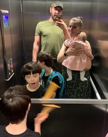 Cristina Balan in lift alaturi de sotul ei si de cei trei copii ai lor