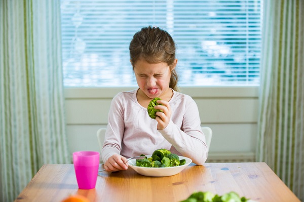 fetita care nu suporta ideea de a manca broccoli la masa