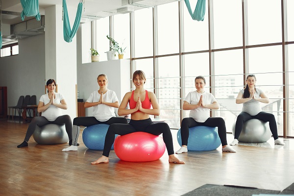 grup de femei intr-un studio de yoga prenatala