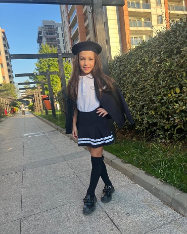 Rebecca, fetita Andreei Tonciu, imbracata in uniforma de scoala