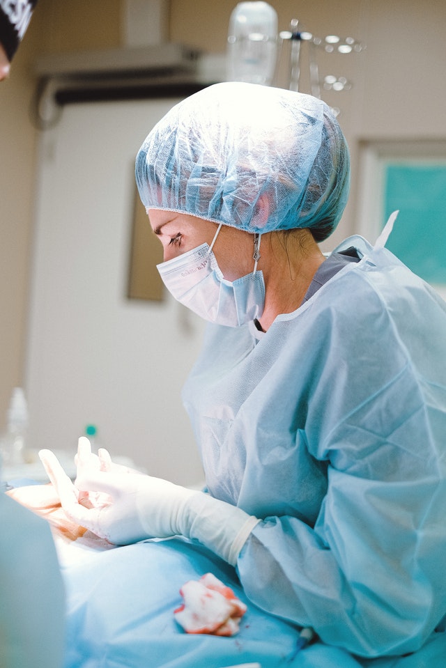 femeie-chirurg-in-timpul-operatiei