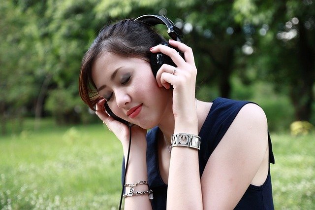 femeie care asculta muzica la casti