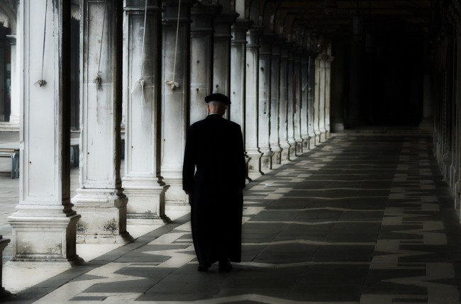 preot catolic care merge pe sub coloane 