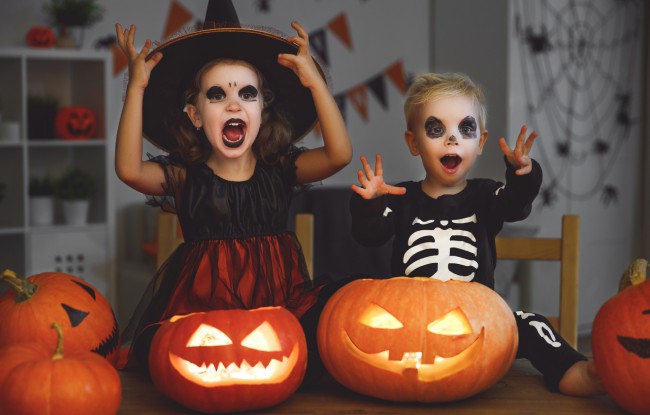 doi copii costumati de halloween
