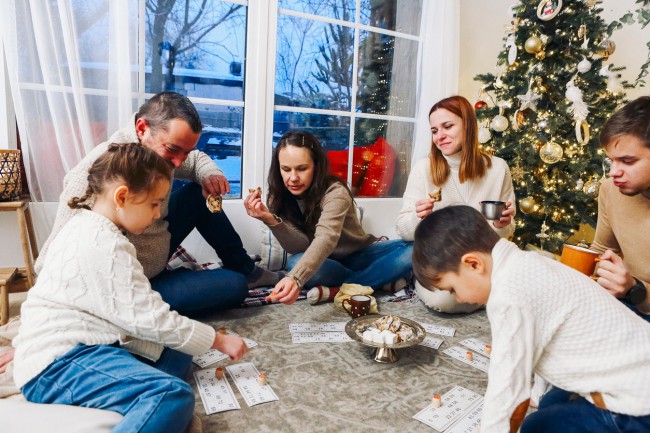 familie care joaca boardgames pe podea