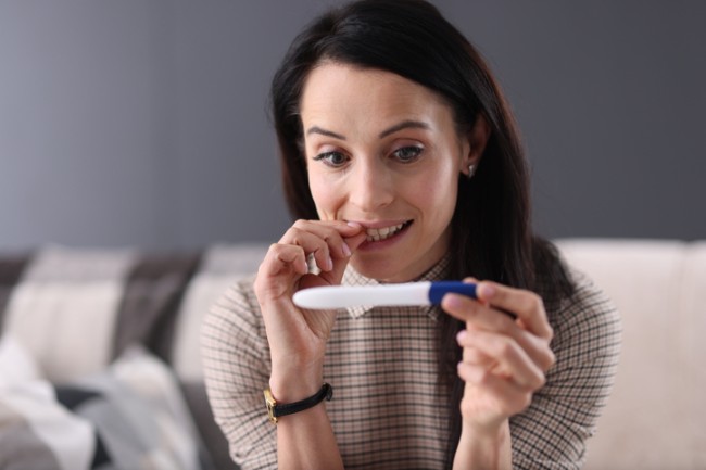 femeie se uita la un test de sarcina