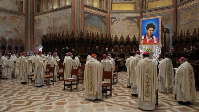 carlo acutis prima persoana contemporana beatificata de biserica catolica