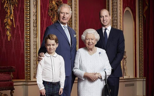 Regina Elisabeta a II-a alaturi de Printul Charles, Printul William si Printul George