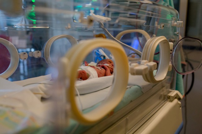 bebelus in incubator