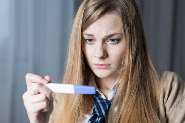 femeie tanara dezamagita de rezultatul unui test de sarcina