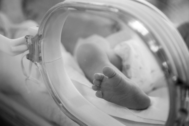 piciorul unui bebelus din incubator