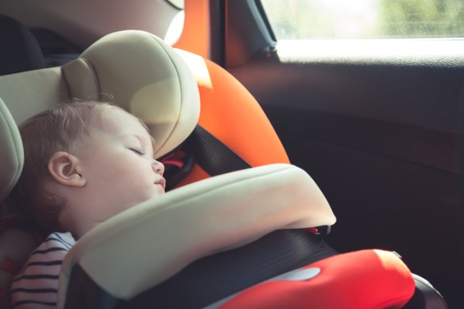 bebelus care doarme in masina