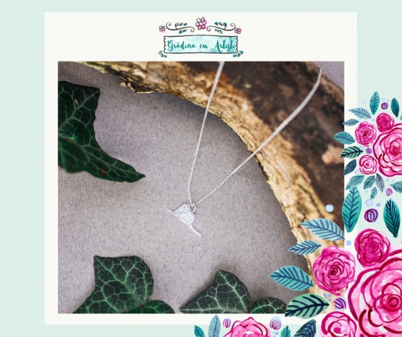 lantisor cu pandantiv elefant pe o creanga de pom