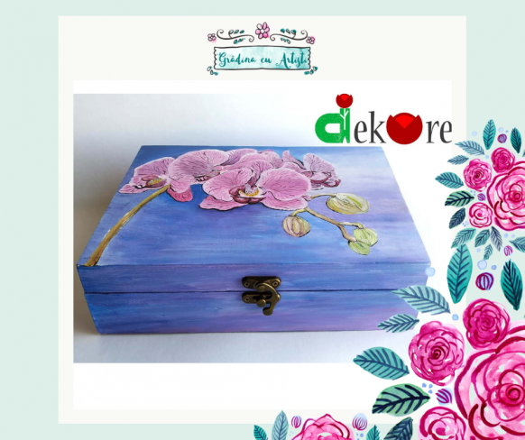 cutie de bijuterii din lemn albastra si cu orhidee roz desenate pe capac