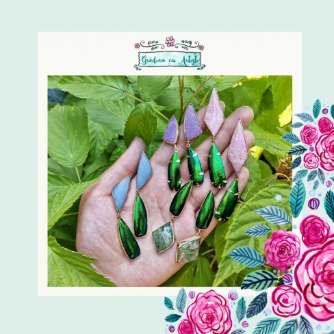 persoana care tine in palma mai multe bijuterii cu pietre colorate