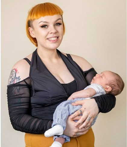 o femeie cu un bebelus