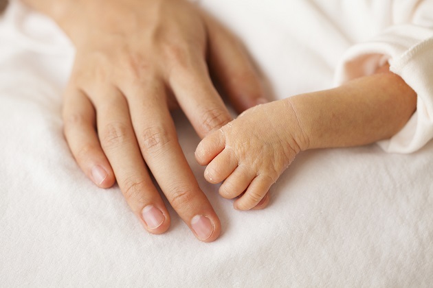 mana unui bebelus prematur care apuca mana mamei