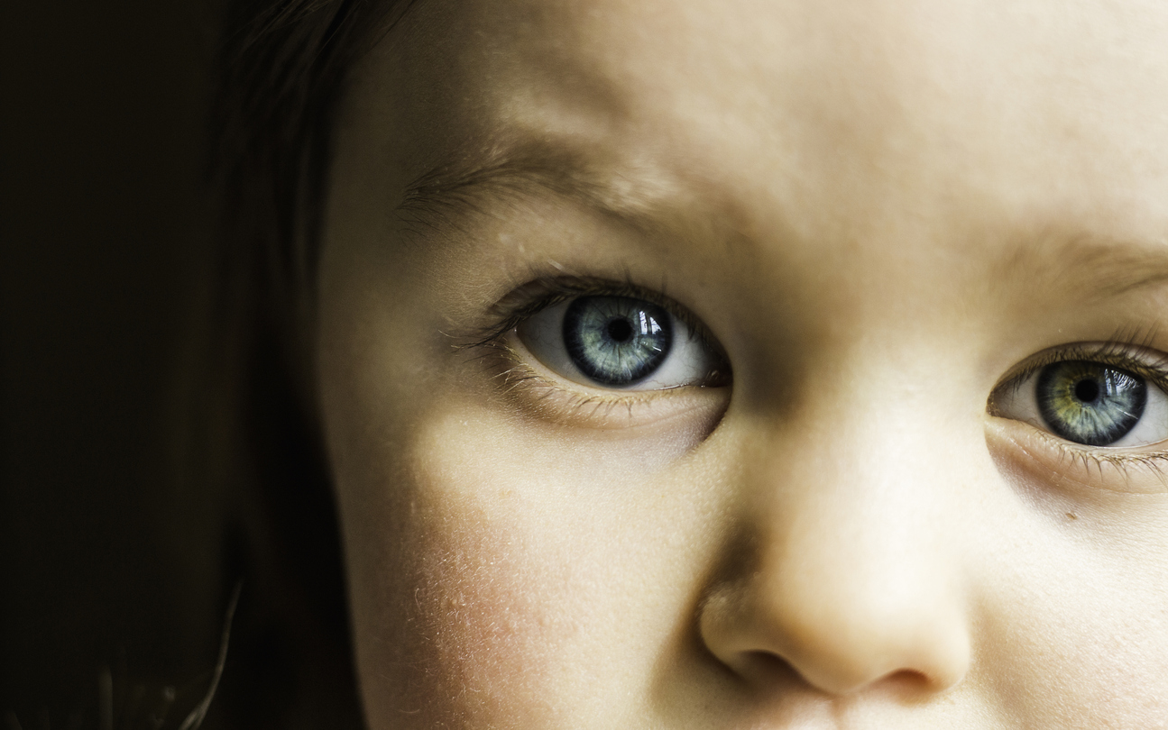 copil cu ochi albastri prim plan