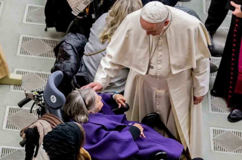 papa farancis atingand o batrana in scaun cu rotile