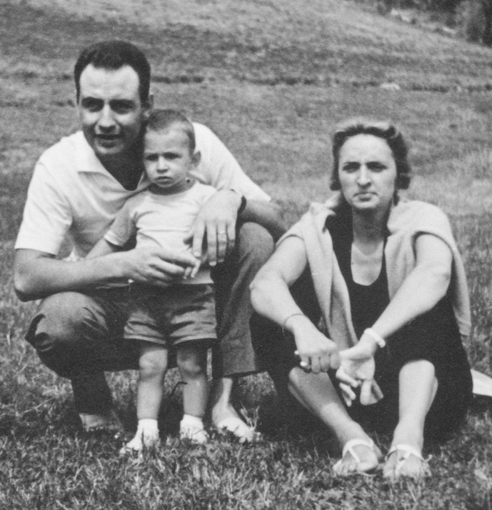 familie in anii 80 in poza alb negru