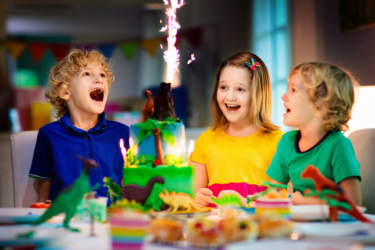 copiii cu tort la o petrecere aniversara