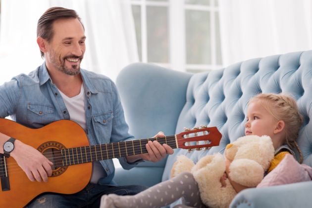 tata canta la chitara pentru copil