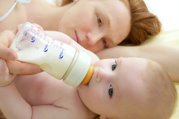 mama ofera bebelusului biberon cu lapte