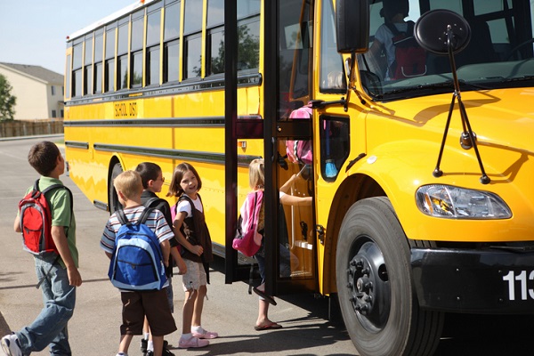 copii se urca in autobuz scolar