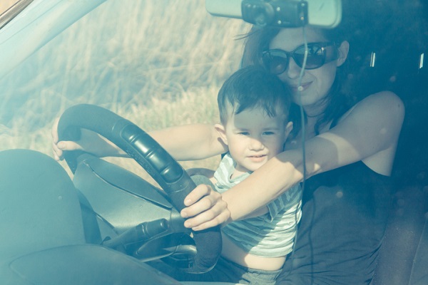 mama cu copil la volanul masinii