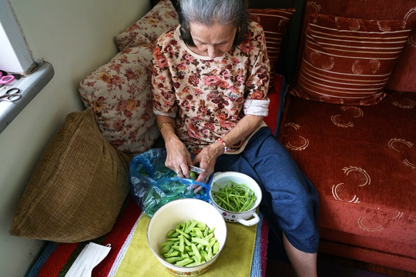 femeie alege fasole verde