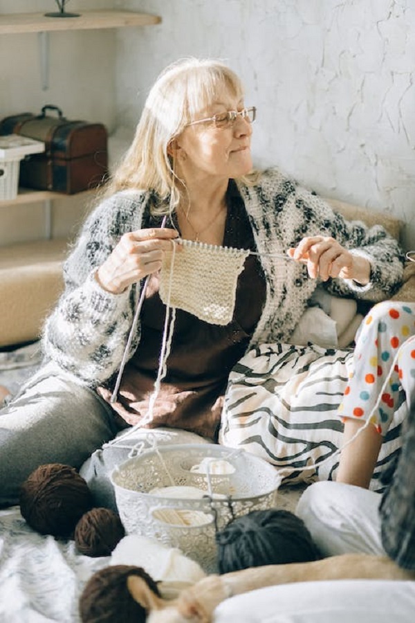 femeie tricoteaza