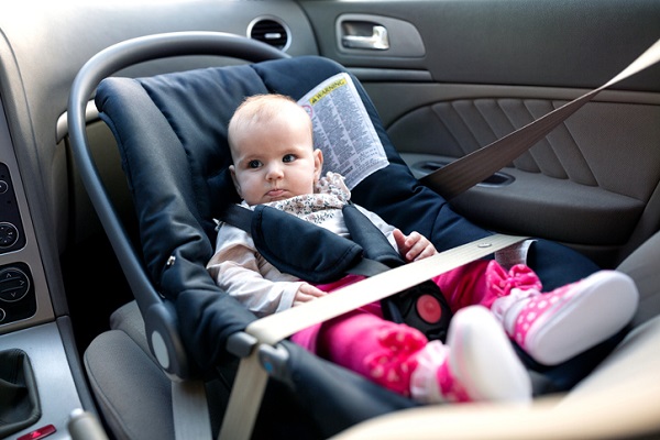 bebelus in scaun auto