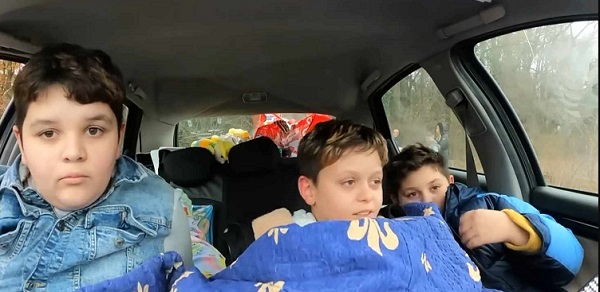 copii dorm in masina