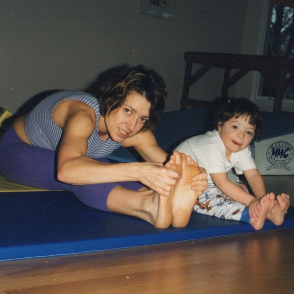 femeie face gimnastica cu un copil