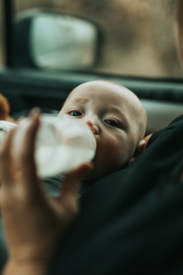 bebelus bea lapte din biberon
