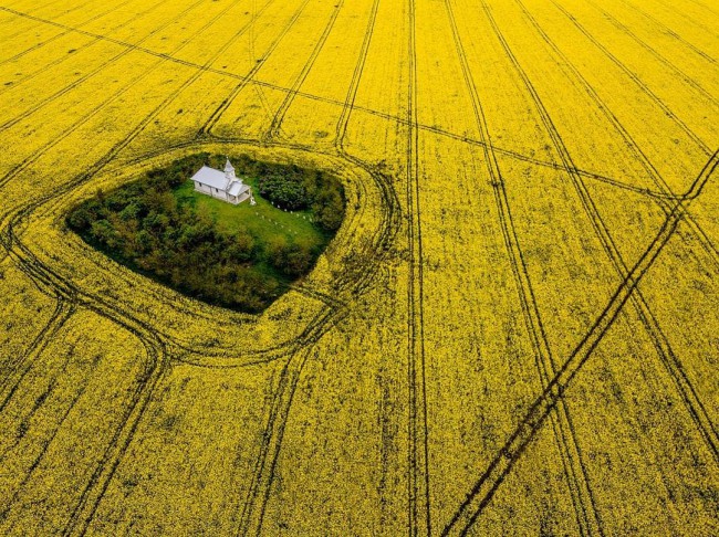 biserica-din-pustietate-aflata-pe-un-camp-galben-imagine-de-sus-asupra-ei