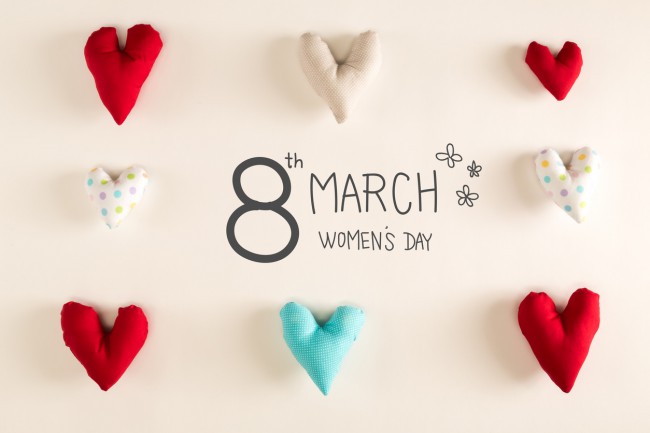 imagine-cu-ziua-internationala-a-femeii-8-martie-cu-inimi-rosii-albe-si-bleu-in-jur