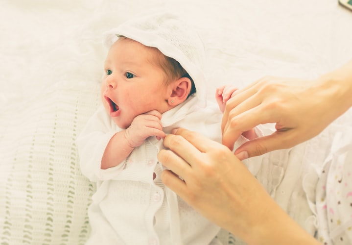 torticolis-bebelusi-nou-nascut-cu capul-intors
