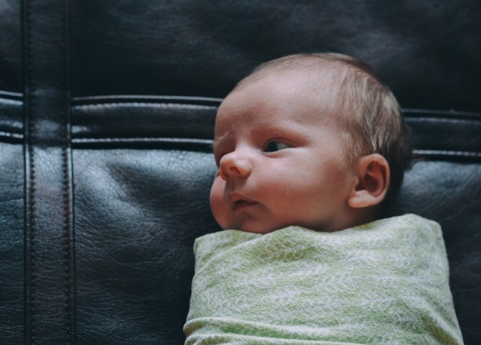 infasat-bebe-nou-nascut-cu-ochii-deschisi