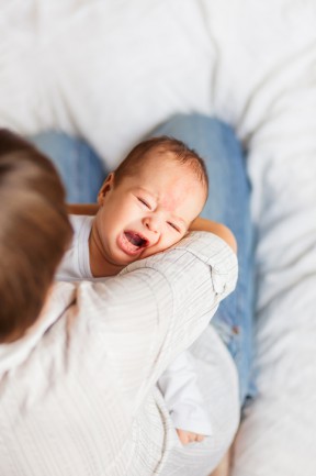 Bebelus iritat din cauza refluxului