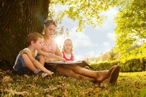poza mama si copiii citesc in aer liber vara