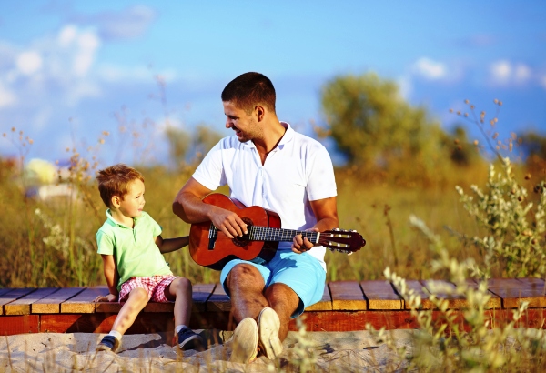 poza tata si copilul canta la chitara