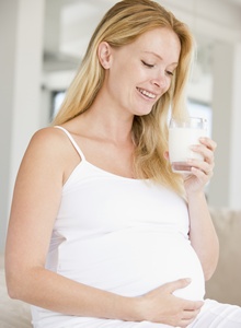 femeie insarcinata care bea lapte cald