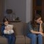 Părinții mei au murit înainte să am copii. E dificil parentingul fără părinți