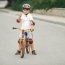 Cum îți convingi copilul să poarte cască pe bicicletă?