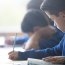 Elevii vor primi bursă de merit și pentru medii de 5 sau 6. Care sunt condițiile